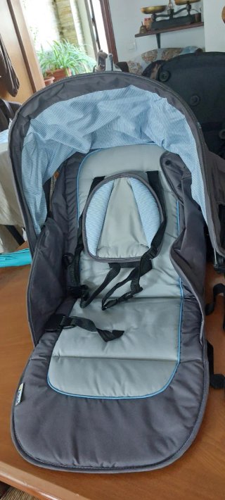 Carro de bebé gris y azul marca Hauck