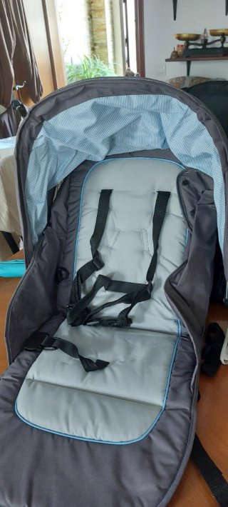 Carro de bebé gris y azul marca Hauck
