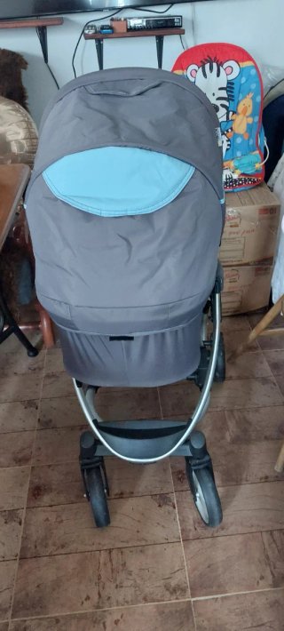 Carro de bebé gris y azul marca Hauck