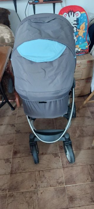 Carro de bebé gris y azul marca Hauck