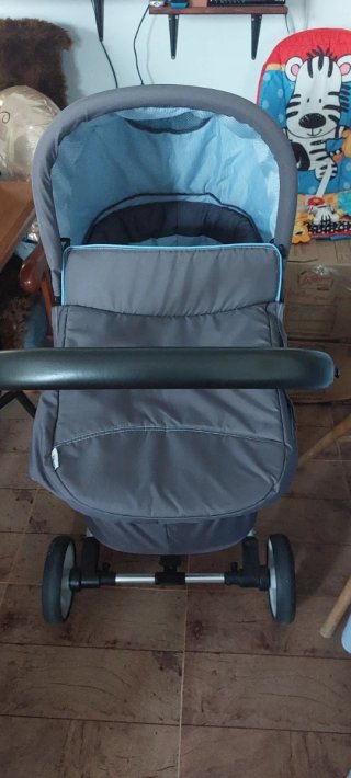 Carro de bebé gris y azul marca Hauck
