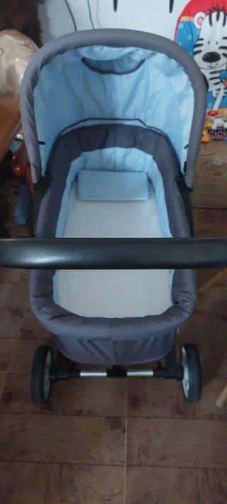 Carro de bebé gris y azul marca Hauck