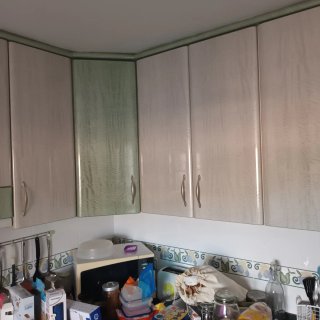 Muebles de cocina gris y verde