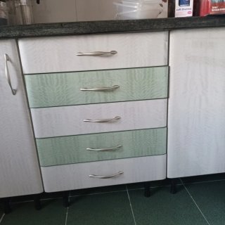Muebles de cocina gris y verde