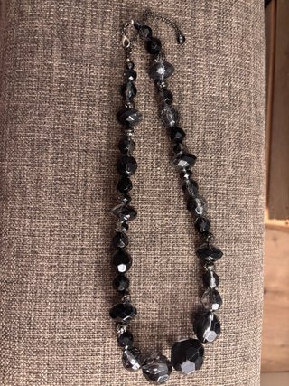 Collar de cuentas negro y gris