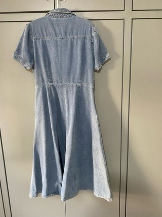 Vestido vaquero midi con falda vuelo