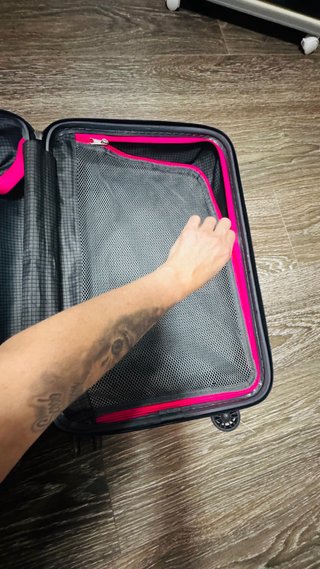 Maleta de cabina rosa con diseño de hojas