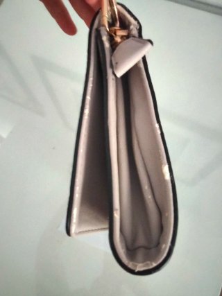 Bolso de mano beige con tachuelas doradas