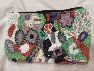 Bolso de mano con cuentas de colores