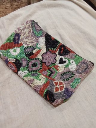 Bolso de mano con cuentas de colores