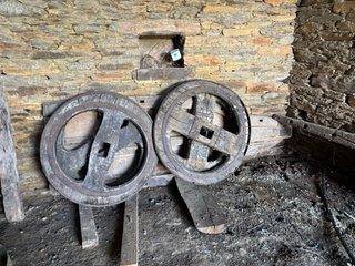 Dos carros antiguos de madera de vacas