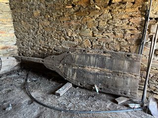 Dos carros antiguos de madera de vacas