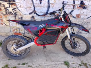 Moto Motocross Tyranno Negra y Roja