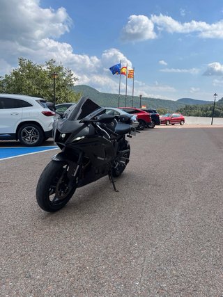 Yamaha R7 2025 Negra - 2.000 km