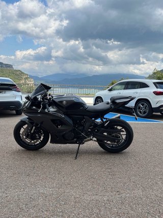 Yamaha R7 2025 Negra - 2.000 km