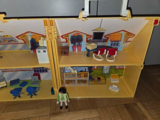 Casita de juguete con asa