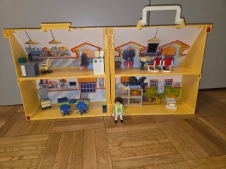 Casita de juguete con asa