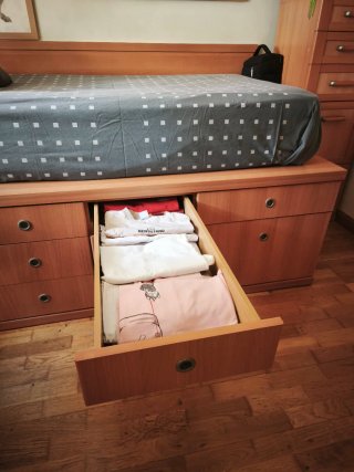 Cama con cajones de madera
