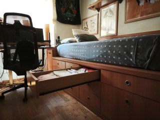 Cama con cajones de madera