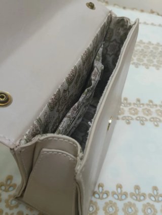 Bolso de mano marrón y beige