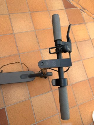 Patinete eléctrico gris