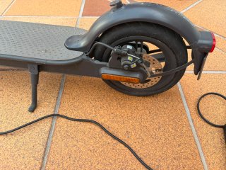Patinete eléctrico gris