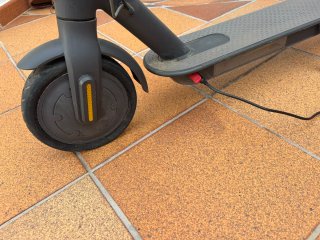 Patinete eléctrico gris