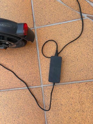 Patinete eléctrico gris