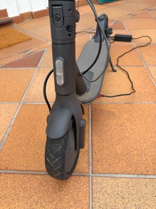 Patinete eléctrico gris
