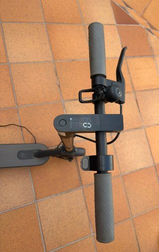 Patinete eléctrico gris