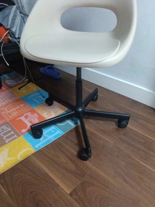 Silla de oficina Ikea beige y negra.