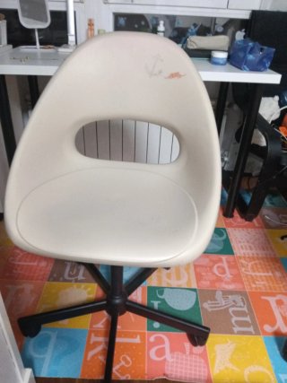 Silla de oficina Ikea beige y negra.