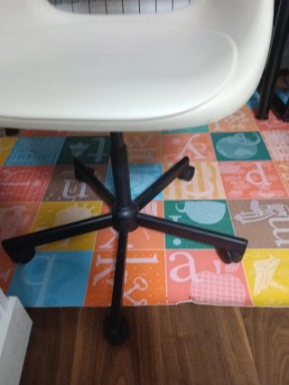 Silla de oficina Ikea beige y negra.