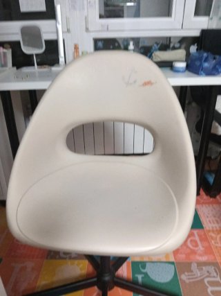 Silla de oficina Ikea beige y negra.