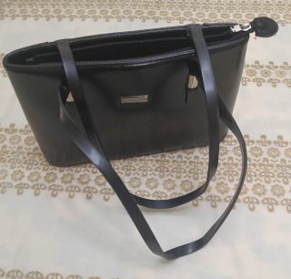 Bolso negro de piel sintética
