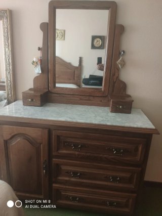 Cómoda de madera maciza con espejo