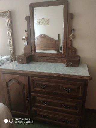 Cómoda de madera maciza con espejo