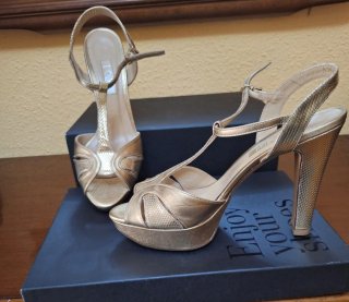 Zapatos de fiesta dorados