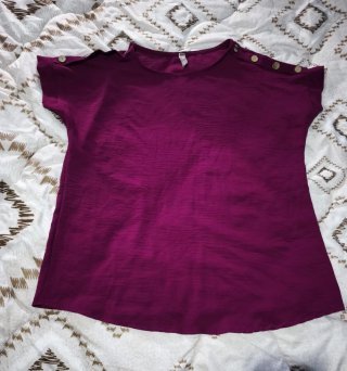 Blusa morada con botones