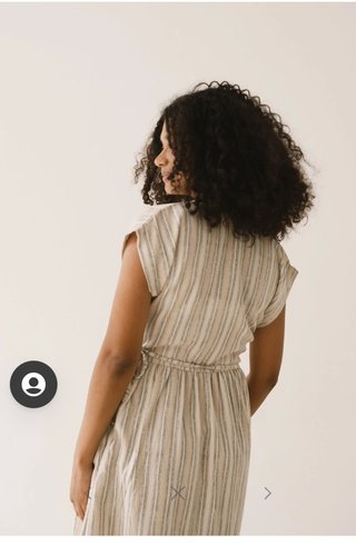 Vestido cruzado de rayas beige