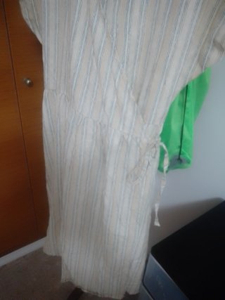 Vestido cruzado de rayas beige