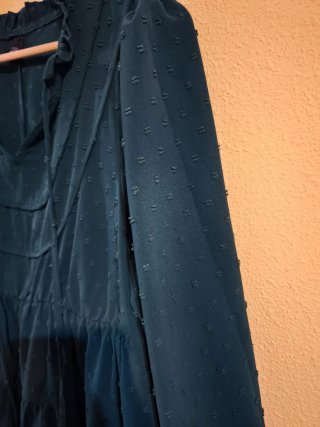 Blusa verde con volantes y lazada