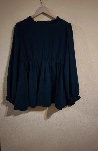 Blusa verde con volantes y lazada