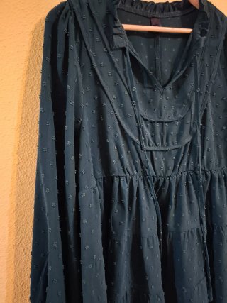 Blusa verde con volantes y lazada