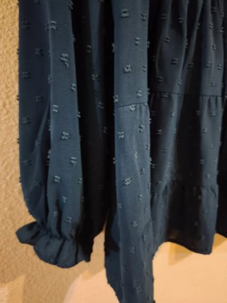 Blusa verde con volantes y lazada