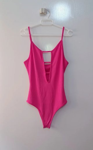 Body fucsia con escote y tirantes