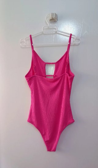 Body fucsia con escote y tirantes