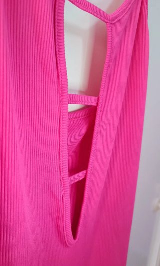 Body fucsia con escote y tirantes