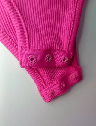 Body fucsia con escote y tirantes