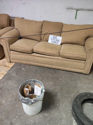 Sofá de tela beige